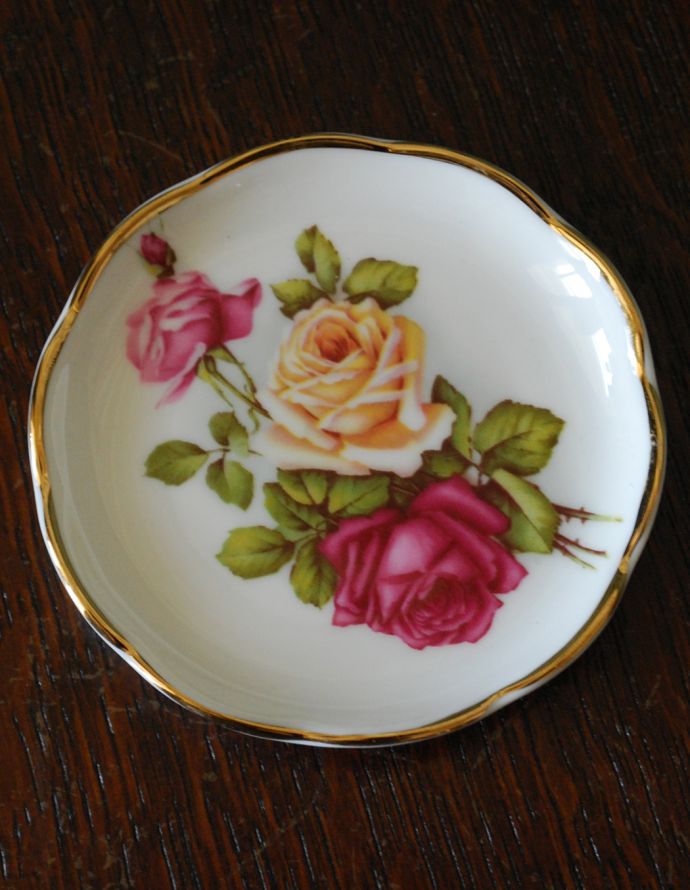 お皿（プレート）　インテリア雑貨　イギリスで買い付けてきた雑貨、ボーンチャイナ　フローラルプレート（ローズ）。美しい薔薇がデザインされています。(h-206-z)