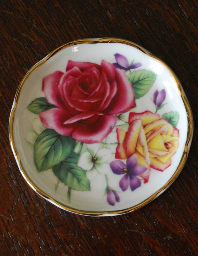 お皿（プレート）　インテリア雑貨　イギリスで買い付けてきた雑貨、ボーンチャイナ　フローラルプレート（薔薇）。美しい薔薇がデザインされています。(h-208-z)