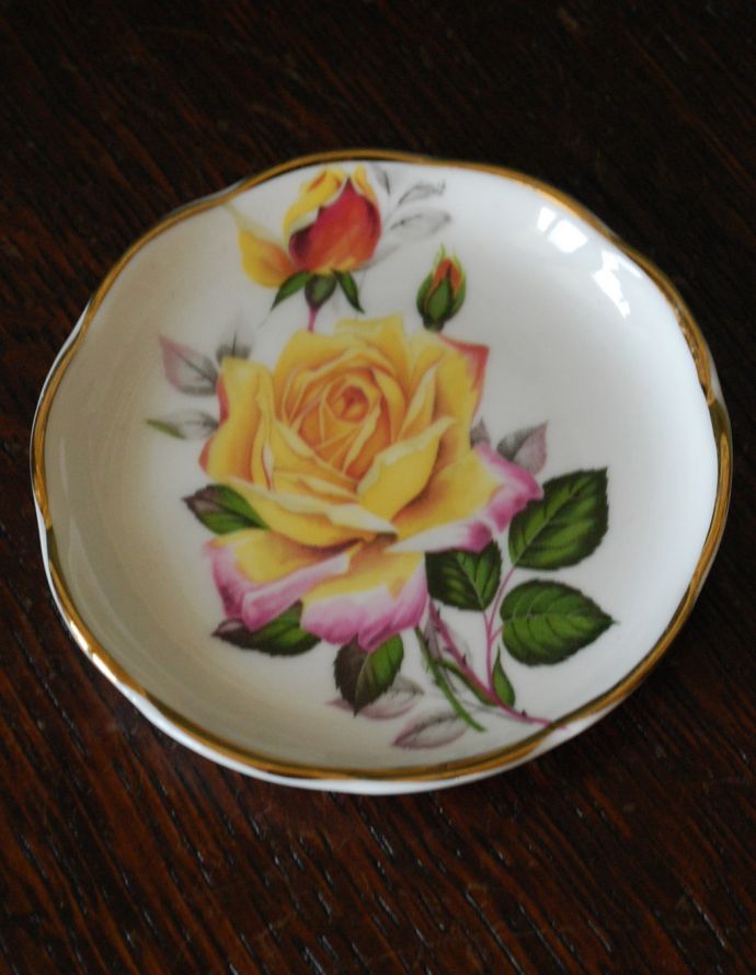 お皿（プレート）　インテリア雑貨　イギリスで買い付けてきた雑貨、ボーンチャイナ　フローラルプレート（美しい色の薔薇）。美しい薔薇がデザインされています。(h-209-z)