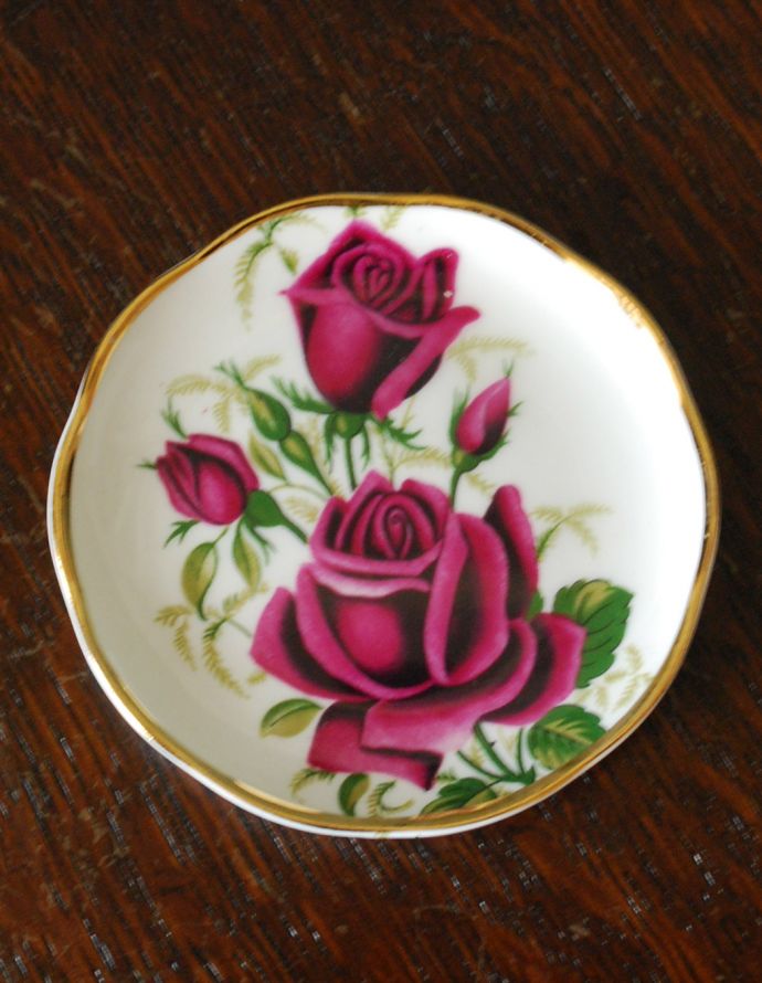 お皿（プレート）　インテリア雑貨　イギリスで買い付けてきた雑貨、ボーンチャイナ　フローラルプレート（ピンクの薔薇）。美しい薔薇がデザインされています。(h-210-z)