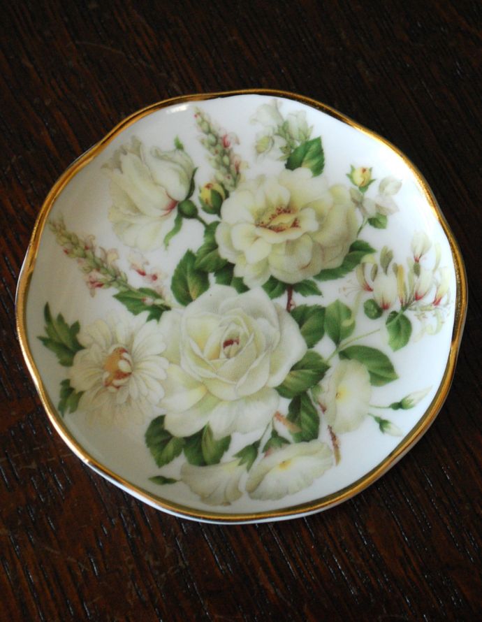 お皿（プレート）　インテリア雑貨　イギリスで買い付けてきた雑貨、ボーンチャイナ　フローラルプレート（白いお花）。美しいお花がデザインされています。(h-211-z)