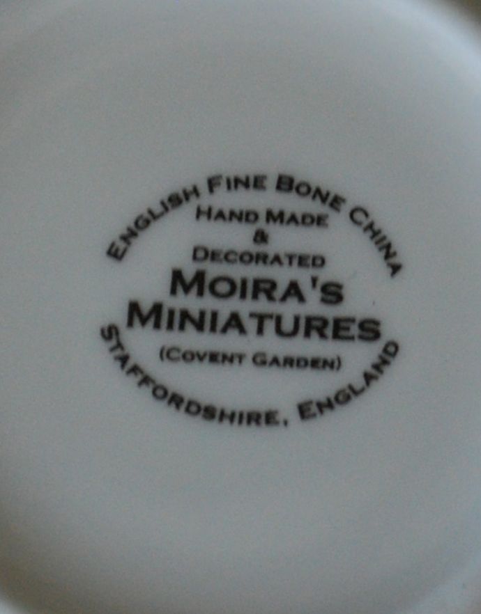 お皿（プレート）　インテリア雑貨　イギリスで買い付けてきた雑貨、ボーンチャイナ　フローラルプレート（白いお花）。バックスタンプです。(h-211-z)