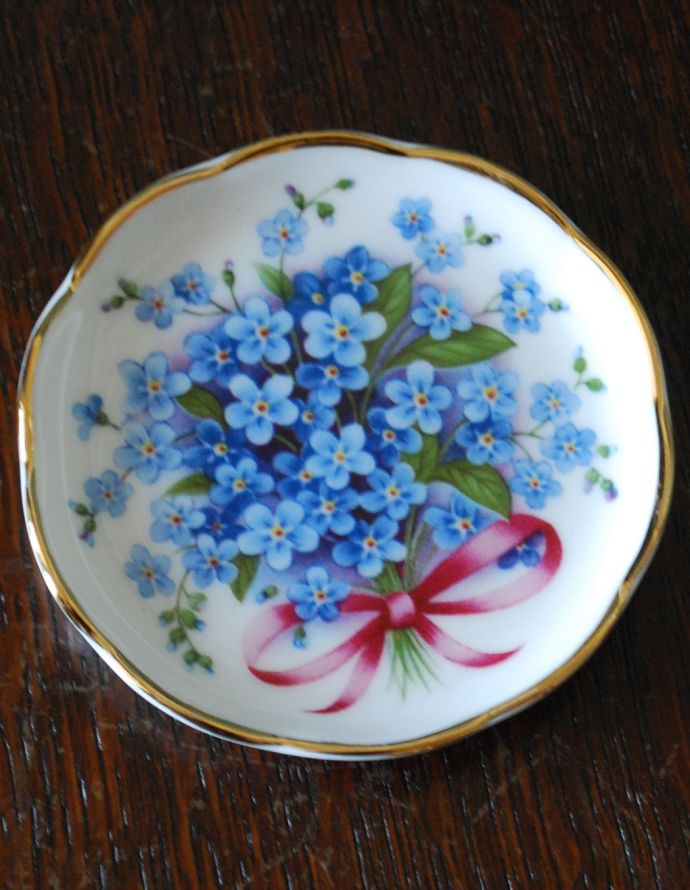 テーブルウェア(食器)　アンティーク雑貨　イギリスで買い付けてきた雑貨、ボーンチャイナ　フローラルプレート（ブルーのお花）。ブルーのお花がデザインされています。(h-213-z)