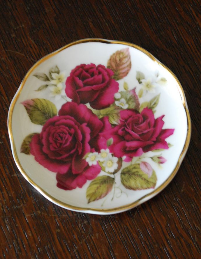 お皿（プレート）　インテリア雑貨　イギリスで買い付けてきた雑貨、ボーンチャイナ　フローラルプレート（3輪の薔薇）。美しい薔薇がデザインされています。(h-214-z)