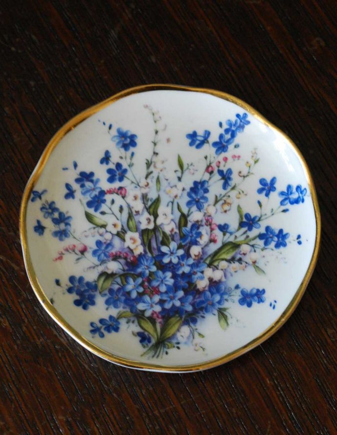 アンティーク雑貨　イギリスで買い付けてきた雑貨、ボーンチャイナ　フローラルプレート（青いお花）。青いお花がデザインされています。(h-218-z)