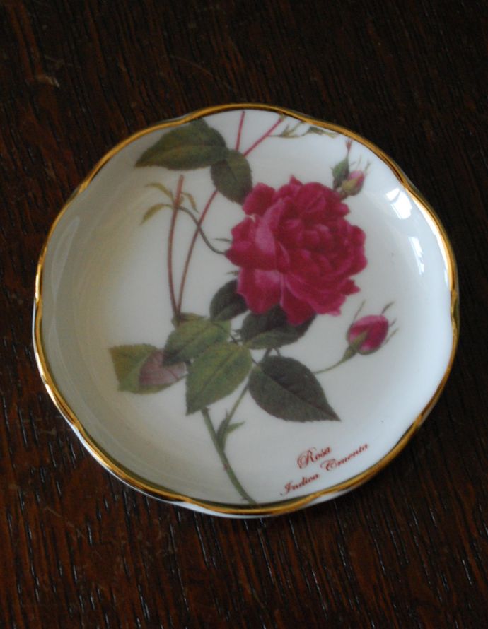 お皿（プレート）　インテリア雑貨　イギリスで買い付けてきた雑貨、ボーンチャイナ　薔薇のプレート（小皿）。美しい薔薇がデザインされています。(h-221-z)