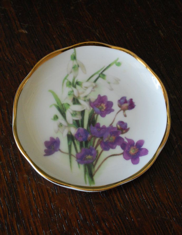 お皿（プレート）　インテリア雑貨　イギリスで買い付けてきた雑貨、ボーンチャイナ　白と紫のお花プレート（小皿）。可憐な白と紫のお花がデザインされています。(h-222-z)
