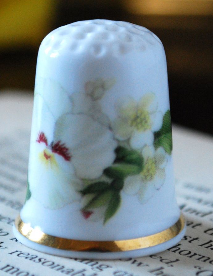 ディスプレイ雑貨　インテリア雑貨　イギリスで買い付けてきた雑貨、 ボーンチャイナのシンブル（白いお花達）。白いお花達のデザインです。(h-233-z)