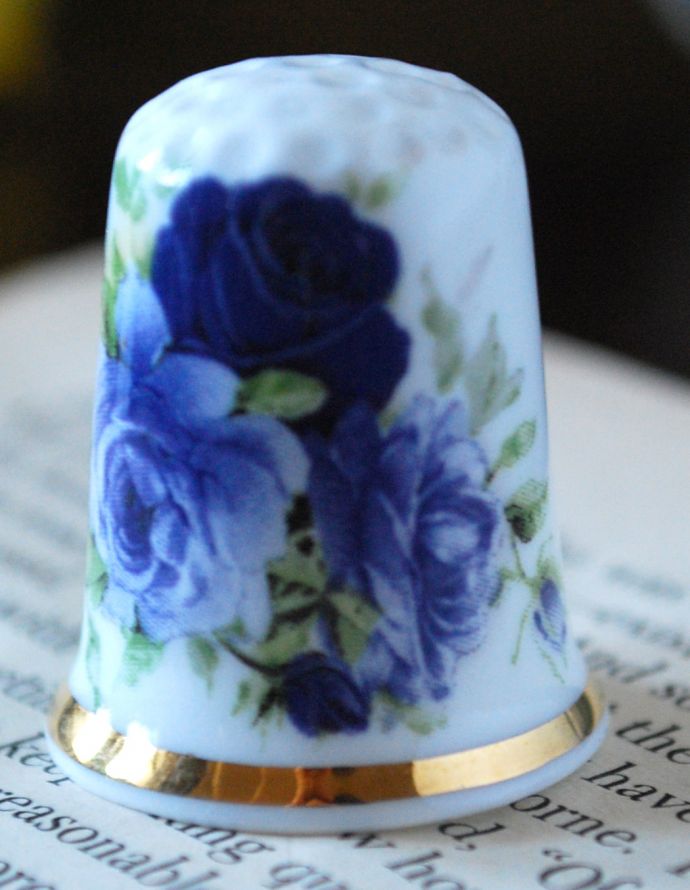 アンティーク 陶磁器の雑貨　アンティーク雑貨　イギリスで買い付けてきた雑貨、 ボーンチャイナのシンブル（ブルーのお花）。ブルーのお花のデザインです。(h-234-z)