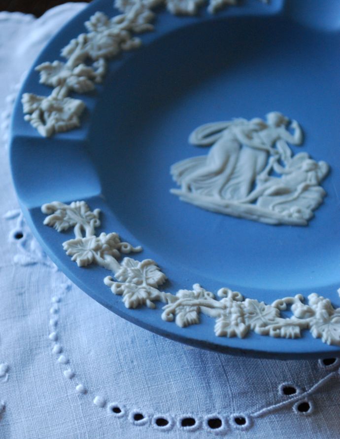 ジャスパーウェア　アンティーク雑貨　アンティークジャスパーウェアのアシュトレイ、灰皿（ブルー）。繊細なレリーフは飾るだけで美しく、いくつも集めたくなります。(h-247-z)