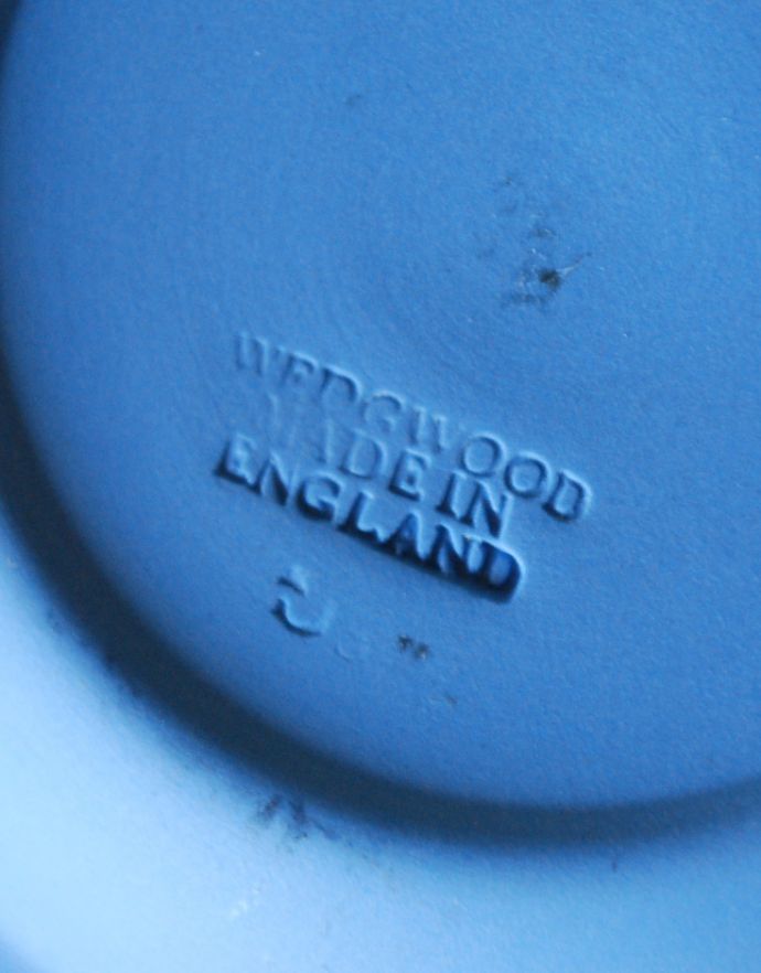 ジャスパーウェア　アンティーク雑貨　アンティークジャスパーウェアのアシュトレイ、灰皿（ブルー）。裏面にはロゴが刻まれています。(h-247-z)