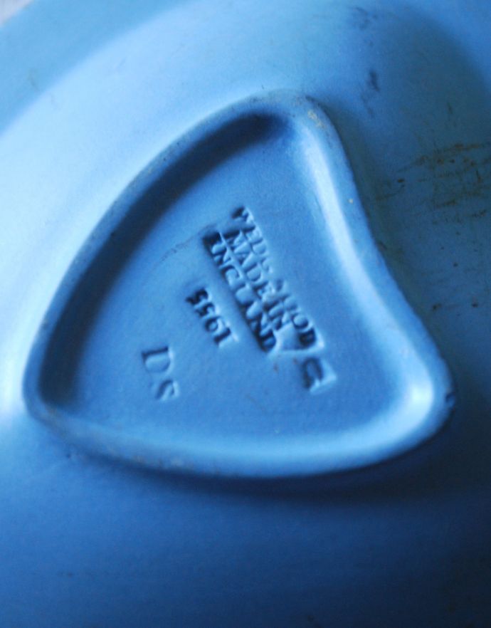 ジャスパーウェア　アンティーク雑貨　アンティークのジャスパーウェア、ウェッジウッドのハート型トレイ（ブルー）。裏面にはロゴが刻まれています。(h-249-z)