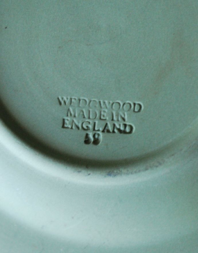 ジャスパーウェア　アンティーク雑貨　アンティークウェッジウッド、ジャスパーウェアのアッシュトレイ（灰皿）。裏側にはロゴが刻まれています。(h-250-z)