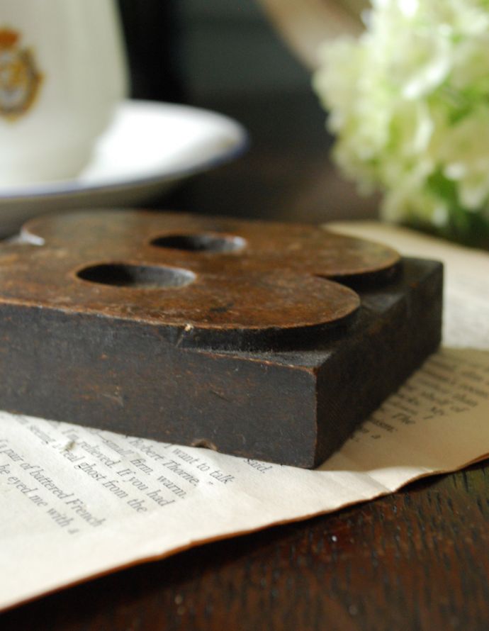 アンティーク その他の雑貨　アンティーク雑貨　イギリスで買い付けてきたアンティークスタンプ（8）。小さなアンティークのスタンプアルファベットが彫ってある木製のスタンプ。(h-268-z)
