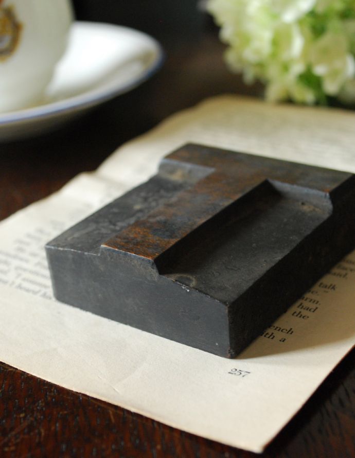 アンティーク その他の雑貨　アンティーク雑貨　イギリスで買い付けてきたアンティークスタンプ、アルファベットスタンプ（T）。小さなアンティークのスタンプアルファベットが彫ってある木製のスタンプ。(h-277-z)