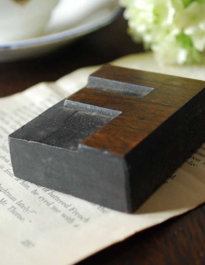 アンティーク その他の雑貨　アンティーク雑貨　イギリスで買い付けてきたアンティークスタンプ、アルファベットスタンプ（F）。小さなアンティークのスタンプアルファベットが彫ってある木製のスタンプ。(h-278-z)