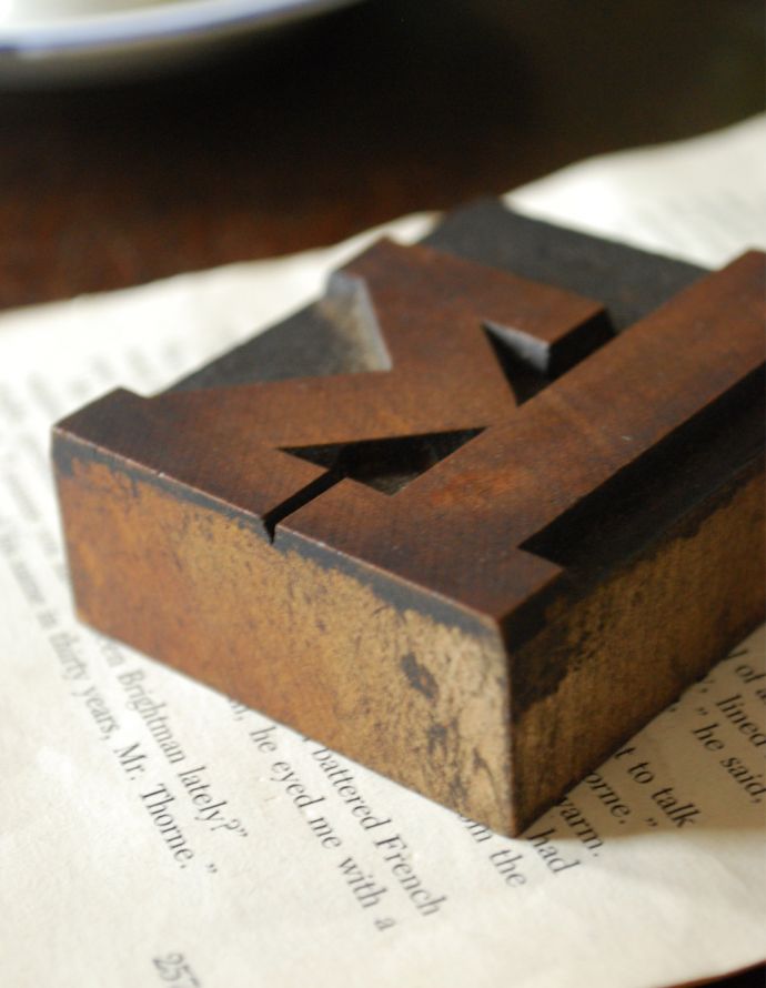 アンティーク その他の雑貨　アンティーク雑貨　イギリスで買い付けてきたアンティークスタンプ、アルファベットスタンプ（K）。小さなアンティークのスタンプアルファベットが彫ってある木製のスタンプ。(h-279-z)