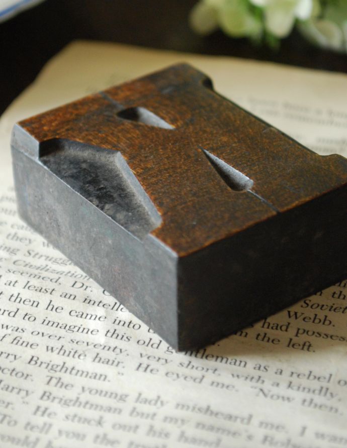 アンティーク その他の雑貨　アンティーク雑貨　イギリスで買い付けてきたアンティーク、木製のアルファベットスタンプ（K）。小さなアンティークのスタンプアルファベットが彫ってある木製のスタンプ。(h-282-z)
