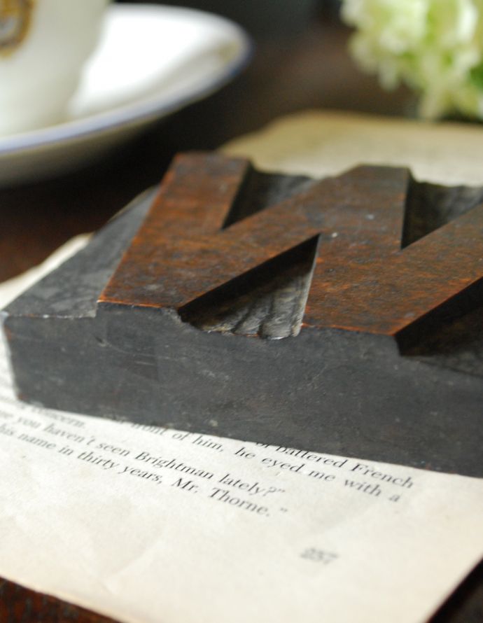 アンティーク その他の雑貨　アンティーク雑貨　イギリスで買い付けてきたアンティーク、木製のアルファベットスタンプ（W/M）。小さなアンティークのスタンプアルファベットが彫ってある木製のスタンプ。(h-283-z)