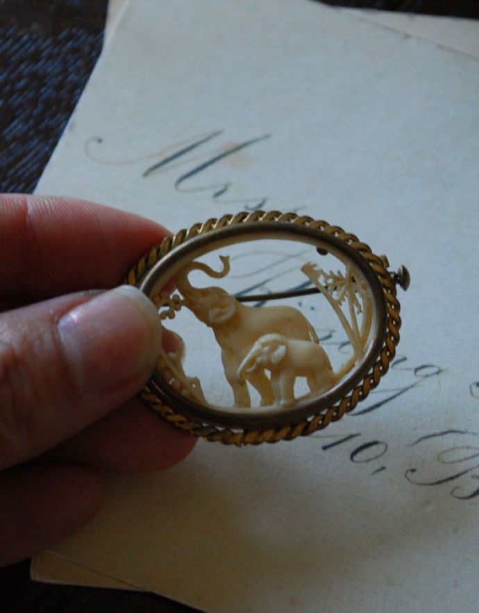 アンティークアクセサリー　アンティーク雑貨　イギリスのアンティークジュエリー　親子の象のブローチ。どんなシーンにも合わせやすいモチーフです。(h-290-z)