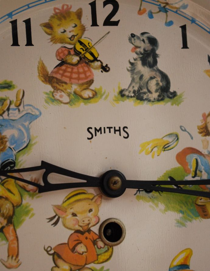 時計・スケール・カレンダー　アンティーク雑貨　子供部屋にもピッタリの可愛さ、スミス社のアンティークウォールクロック（ゼンマイ式掛け時計）。イギリスから届いたアンティークの壁掛け時計。(h-309-z)