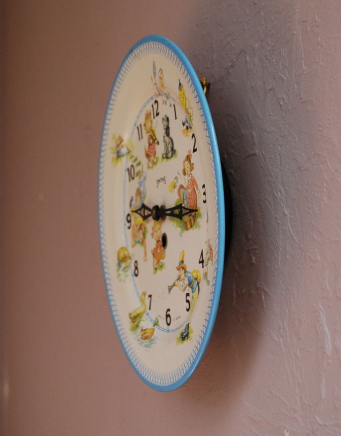 時計・スケール・カレンダー　アンティーク雑貨　子供部屋にもピッタリの可愛さ、スミス社のアンティークウォールクロック（ゼンマイ式掛け時計）。厚みもあるので存在感はバッチリ！。(h-309-z)