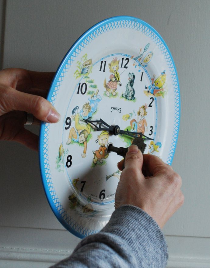 時計・スケール・カレンダー　アンティーク雑貨　子供部屋にもピッタリの可愛さ、スミス社のアンティークウォールクロック（ゼンマイ式掛け時計）。手巻でゼンマイを巻き上げて動かすタイプです。(h-309-z)