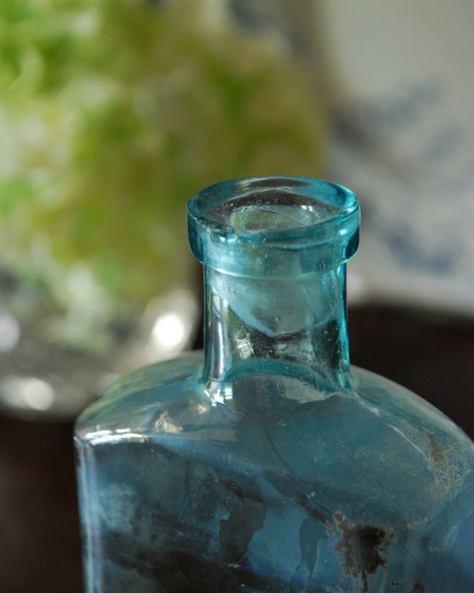 ナチュラルカントリースタイル　アンティーク雑貨　１輪挿にも人気、爽やかなブルーのアンティークボトル。長年使われてきたボトルはとっても味わい深い一品です。(h-313-z)