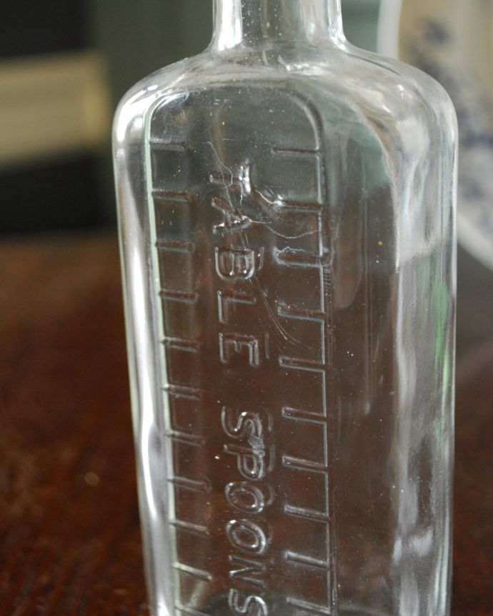 アンティーク ガラスボトル　アンティーク雑貨　コルク付きのアンティークガラスボトル（目盛り付き）。ポコポコしたエンボスが可愛いです。(h-314-z)