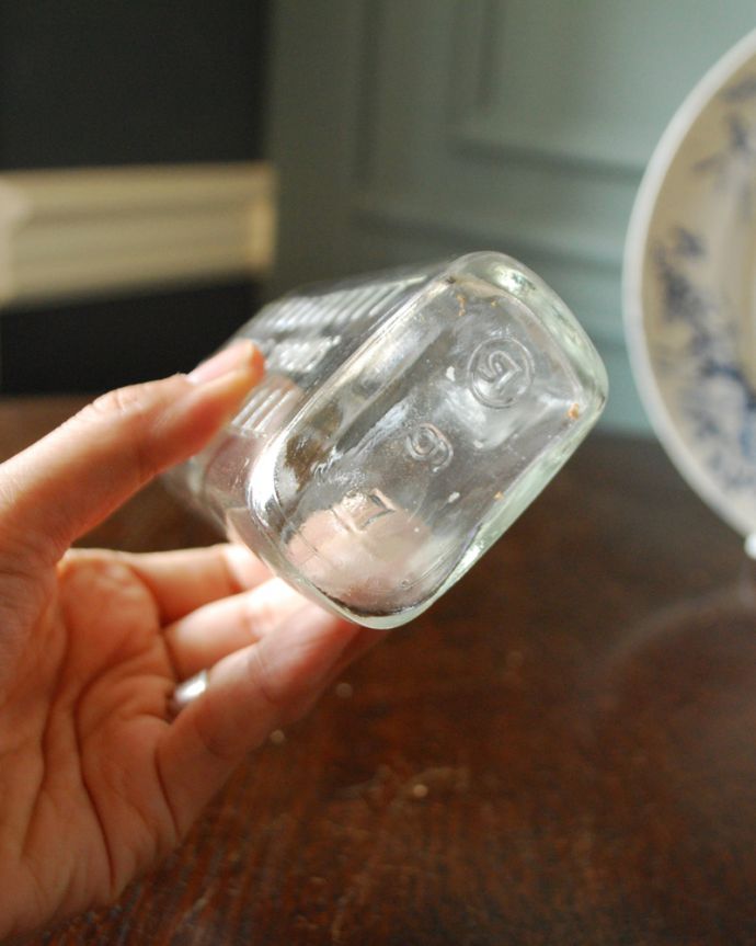アンティーク ガラスボトル　アンティーク雑貨　コルク付きのアンティークガラスボトル（目盛り付き）。アンティークのため、多少の欠け・傷がある場合がありますが、使用上問題はありませんので、ご了承下さい。(h-314-z)