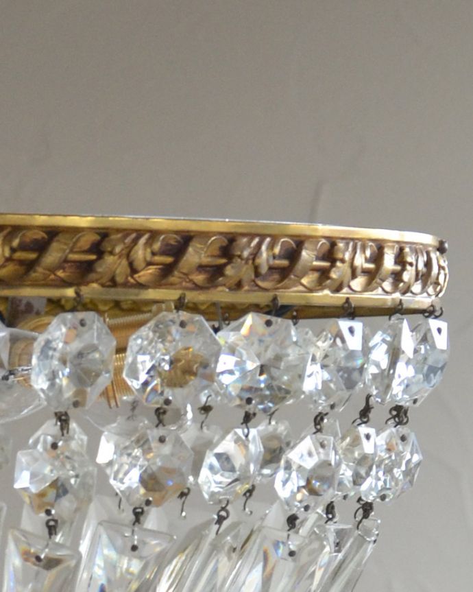 シャンデリア　照明・ライティング　フランス輸入のアンティークシャンデリア（3灯）（Ｅ17シャンデリア球付）。真鍮の装飾も美しいデザインです。(h-322-z)