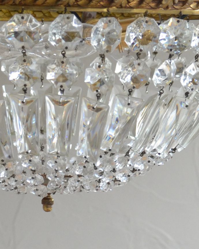シャンデリア　照明・ライティング　フランス輸入のアンティークシャンデリア（3灯）（Ｅ17シャンデリア球付）。ガラスのビーズがキラキラキレイに輝きます。(h-322-z)