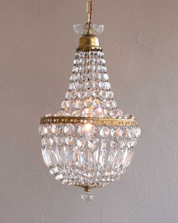 シャンデリア　照明・ライティング　エッフェル型のアンティークシャンデリア(1灯)（Ｅ17シャンデリア球付）。灯りが灯るとさらにゴージャスな雰囲気になります。(h-323-z)