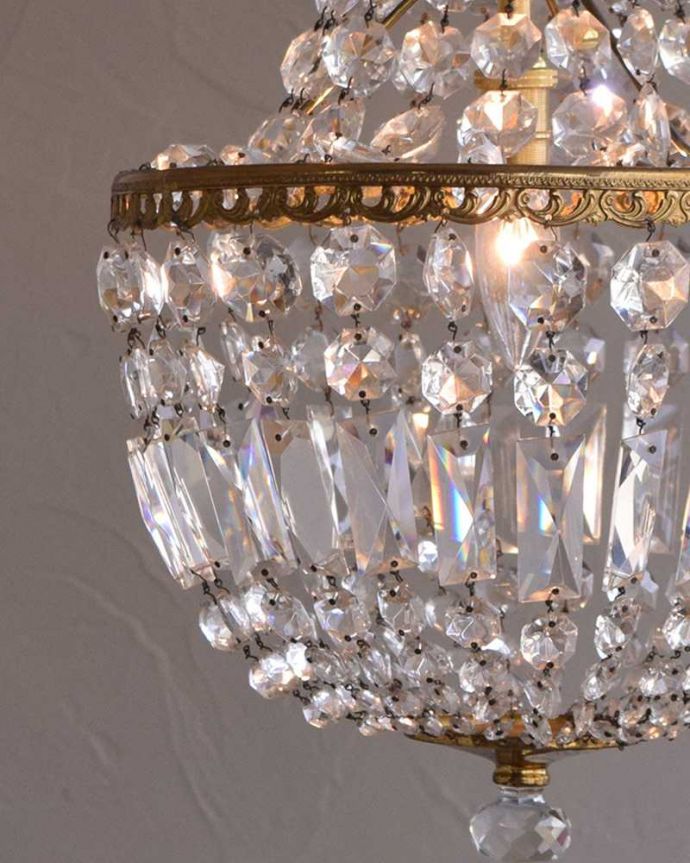 シャンデリア　照明・ライティング　エッフェル型のアンティークシャンデリア(1灯)（Ｅ17シャンデリア球付）。たっぷり付いたガラスのアクセサリーのゆらめきがロマンチックです。(h-323-z)