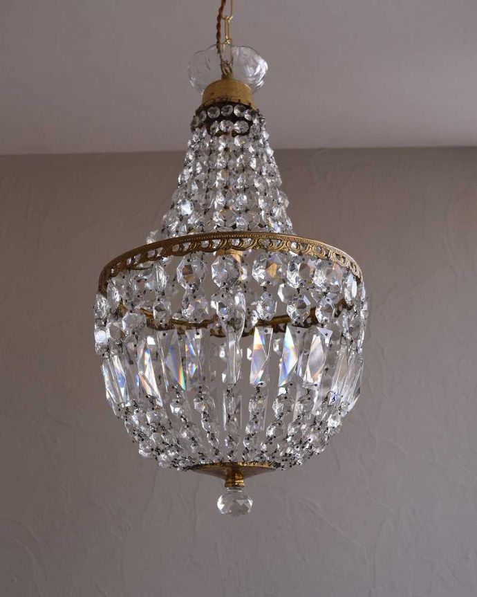 シャンデリア　照明・ライティング　エッフェル型のアンティークシャンデリア(1灯)（Ｅ17シャンデリア球付）。ガラスのビーズがキラキラキレイに輝きます。(h-323-z)