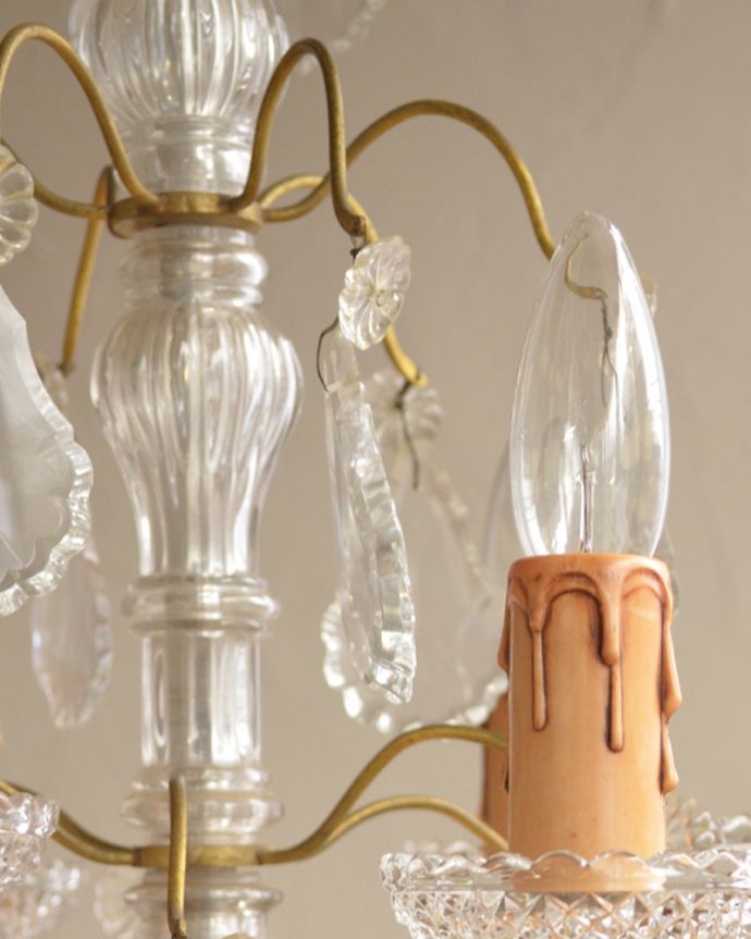 シャンデリア　照明・ライティング　ガラスコラムの美しいアンティークシャンデリア(6灯)（Ｅ17シャンデリア球付）。たっぷり付いたガラスのアクセサリーのゆらめきがロマンチックです。(h-325-z)