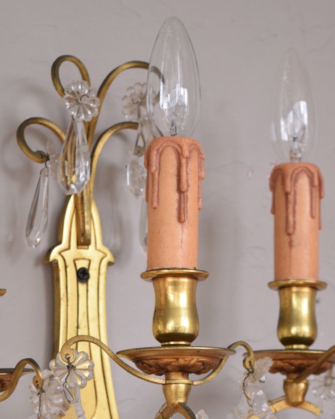 壁付けブラケット　照明・ライティング　フランス輸入のアンティークウォールシャンデリア（３灯）（Ｅ17シャンデリア球付）。安心してお使いくださいアンティークらしい蝋燭が垂れているような蝋管です。(h-329-z)