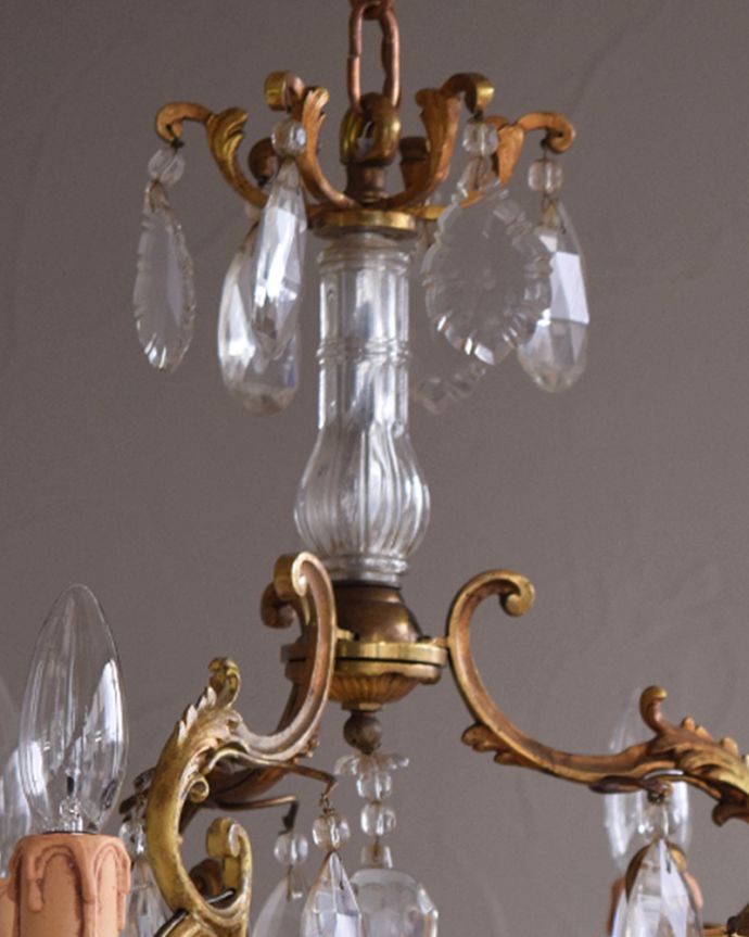 ガラスパーツのシャンデリア　照明・ライティング　フランスで見つけたガラスコラム付きのアンティークシャンデリア(6灯)（Ｅ17シャンデリア球付）。ガラスコラムが付いています。(h-334-z)