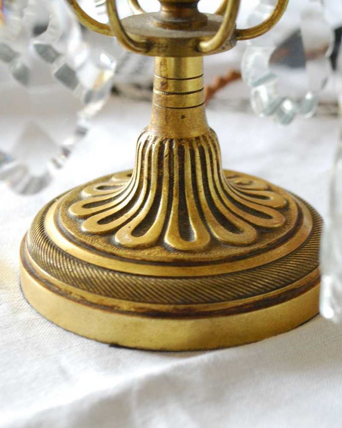 スタンドライト　照明・ライティング　フランスアンティークの真鍮製テーブルシャンデリア（Ｅ17シャンデリア球付）。アンティークらしい美しさ土台の部分はアンティークらしい美しいデザイン。(h-335-z)