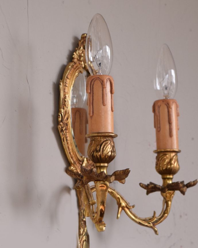 壁付けブラケット　照明・ライティング　美しいミラー付き、フランス輸入の真鍮のウォールブラケット（Ｅ17シャンデリア球付）。安心してお使いくださいアンティークらしい蝋燭が垂れているような蝋管です。(h-336-z)