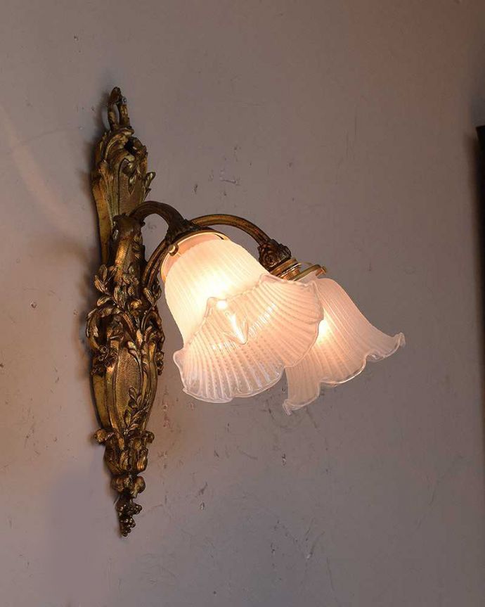壁付けブラケット　照明・ライティング　美しいフランスのアンティークウォールブラケット(2灯)（Ｅ17シャンデリア球付）。ウォールアクセサリーにもなる素敵なアンティークの壁付けランプです。(h-337-z)
