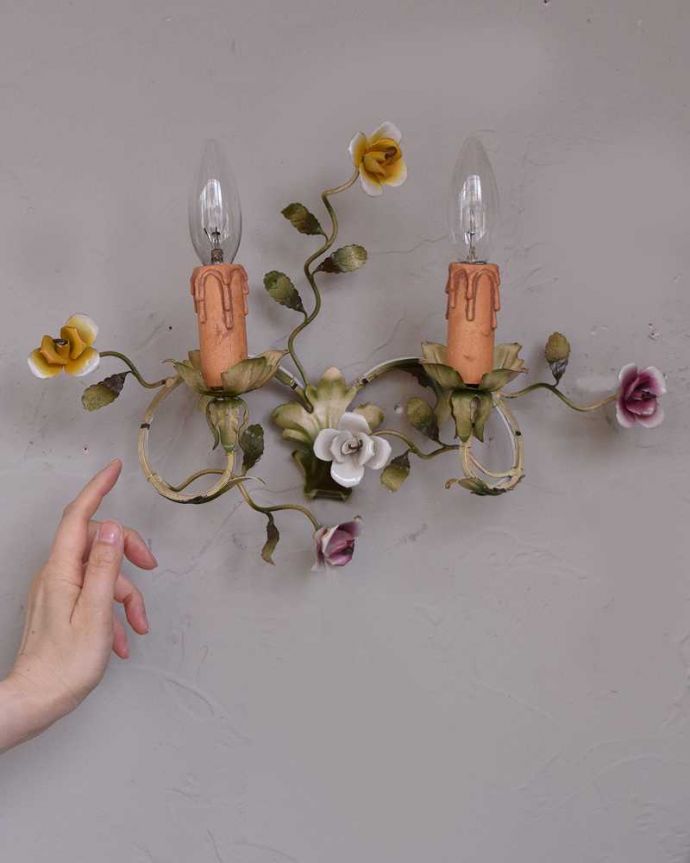 壁付けブラケット　照明・ライティング　お花が華やかなフランス輸入のアンティークシャンデリア（Ｅ17シャンデリア球付）。存在感のある素敵なアンティークのウォールブラケットです。(h-343-z)