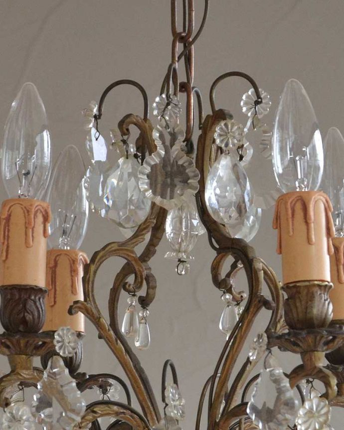 シャンデリア　照明・ライティング　アンティーク　シャンデリア(4灯)。たっぷり付いたガラスのアクセサリーのゆらめきがロマンチックです。(h-345-z)