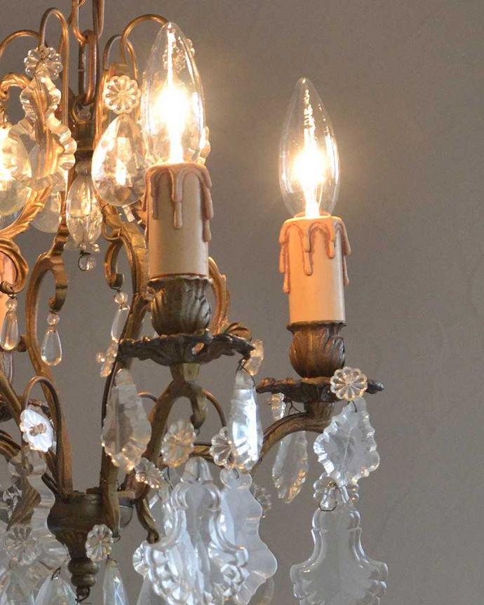 シャンデリア　照明・ライティング　アンティーク　シャンデリア(4灯)。たっぷり付いたガラスのアクセサリーのゆらめきがロマンチックです。(h-345-z)