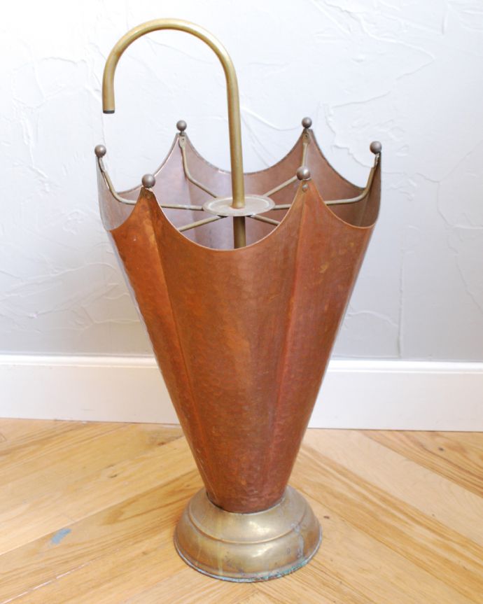 シルバーのテーブルウェア　アンティーク雑貨　コッパー（銅製）のアンティークアンブレラスタンド、フランスで見つけた傘たて。お家に来たお客様が必ず初めて訪れる場所が玄関。(h-352-z)