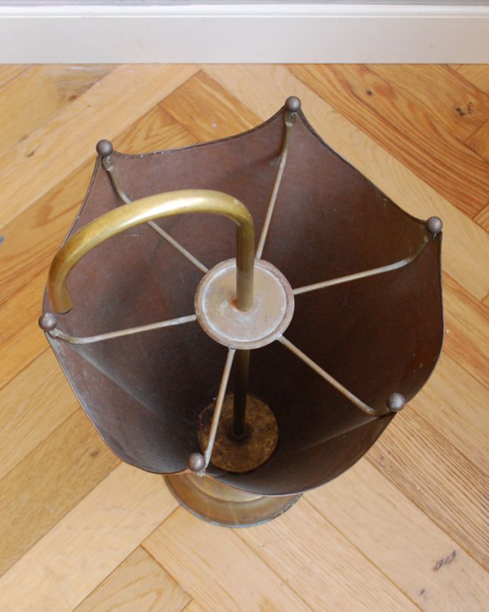 シルバーのテーブルウェア　アンティーク雑貨　コッパー（銅製）のアンティークアンブレラスタンド、フランスで見つけた傘たて。仕切りが付いているので、傘た立てやすいですね。(h-352-z)