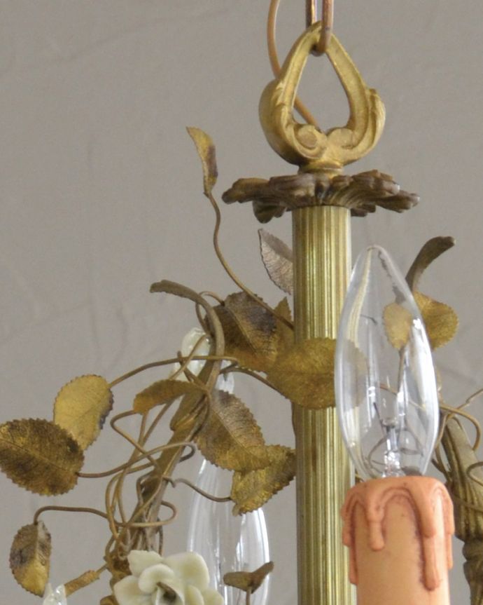 シャンデリア　照明・ライティング　フランスで見つけた真鍮製アンティーク　シャンデリア(4灯)（E17シャンデリア球付）。蔦が巻きついたようなデザインで細部までこだわりが見えます。(h-353-z)