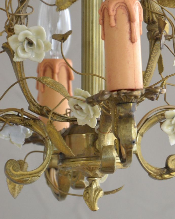シャンデリア　照明・ライティング　フランスで見つけた真鍮製アンティーク　シャンデリア(4灯)（E17シャンデリア球付）。ちょこんとついたお花が上品なアクセントに。(h-353-z)