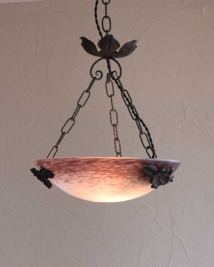 木製のシャンデリア　照明・ライティング　大人っぽいパープルのアンティークハンギングボウル（Ｅ17球付）(1灯)。灯りが灯るとさらにロマンチックな雰囲気になります。(h-354-z)