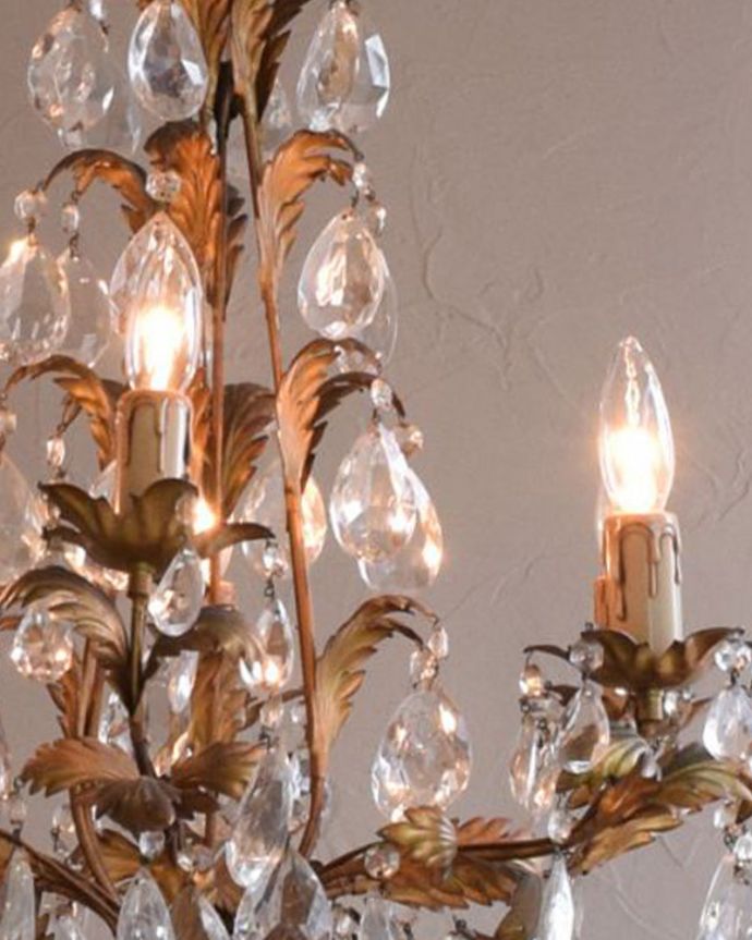 シャンデリア　照明・ライティング　フランス輸入の装飾が美しいアンティークシャンデリア(６灯)（Ｅ17シャンデリア球付）。アンティークだけが持つ魅力もともと蝋燭を置いて使われた燭台。(h-355-z)